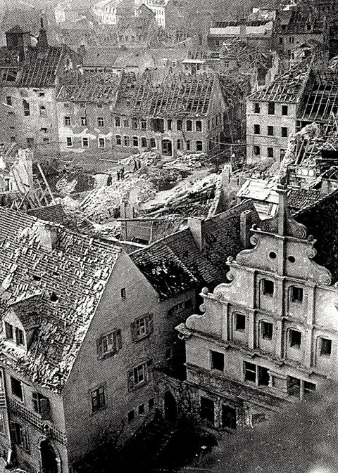 Im Vordergrund das Alte Gymnasium , hinten die zerstörten Häuser am Graben nach Bombardement im Zweiten Weltkrieg