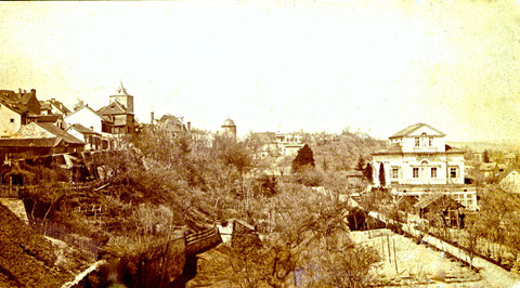  Dieses Foto zeigt den Oberen Wall zu einer Zeit, als auch das Obertor noch stand, das deutlich auf dem Foto zu sehen ist. Entlang dem alten Graben ziehen sich noch die Gärten, die überall an der Stadtmauer angelegt waren - bitte vergrößern!