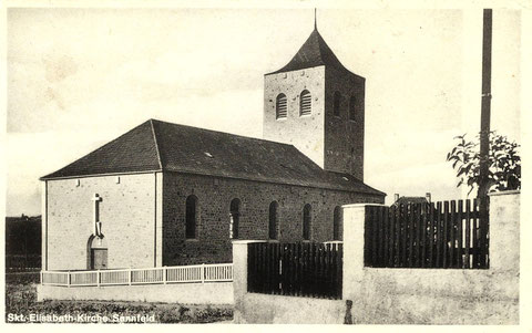 Die katholische Kirche. Grundsteinlegung 11. 10. 1931. Einweihung 02. 10. 1932. Foto vermutlich Ende  1932