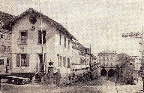 Das Bahnwärterhäuschen mit Bahnwärter Braun; rechts die eiserne Feuertreppe des Spinnmühlgebäudes