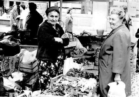 Auf dem Marktplatz bei Einmündung der Kesslergasse im Jahr 1956. Marktfrau mit Kundin. - Danke an Wilhelm Hobner