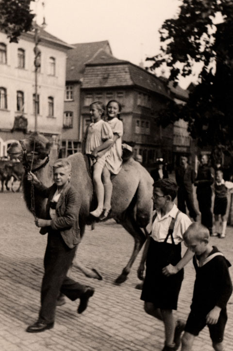 Marktplatz, links Rückerts Geburtshaus, Kamelreiten um 1937/38