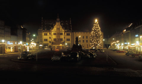 Dezember 1965 Marktplatz mit Weihnachtsschmuck