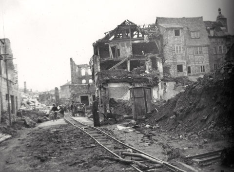 Blick in den Graben im Zweiten Weltkrieg - Lorenbahn zur Beseitigung der Kriegstrümmer 