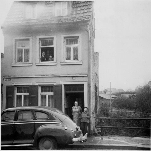 Nr. 43 im Jahr 1956 Die Häuser rechts und links wurden weggebombt. Rechts hat die Natur sich in dem Ruinenkeller breit gemacht. Im Fenster Frau Karin Trommer