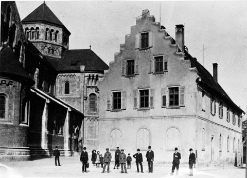 Gewerbehalle neben der Hl.-Geist-Kirche vor 1906