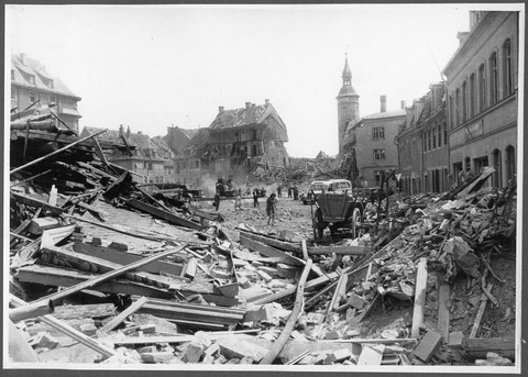 Nach einem Bombenangriff 1944 - Blick durch die Wolfsgasse auf den Roßmarkt