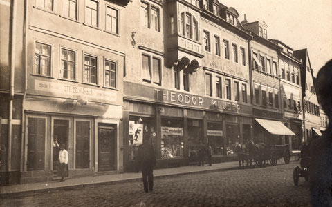 Rückerstraße 1, ca. 1915, links Marg. Roßbach, Schirmfabrikantenwitwe, Mitte Theodor Klüber, Drogen-, Material- u. Kolonialwarenhandlung (Nr. 3-5)