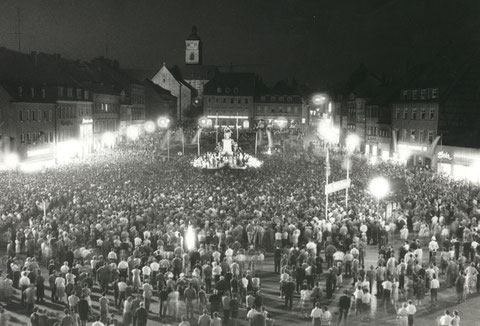 Willy Brandt, damals noch Regierender Bürgermeister von Berlin bei einer abendlichen Kundgebung im Jahre 1961 auf dem Marktplatz