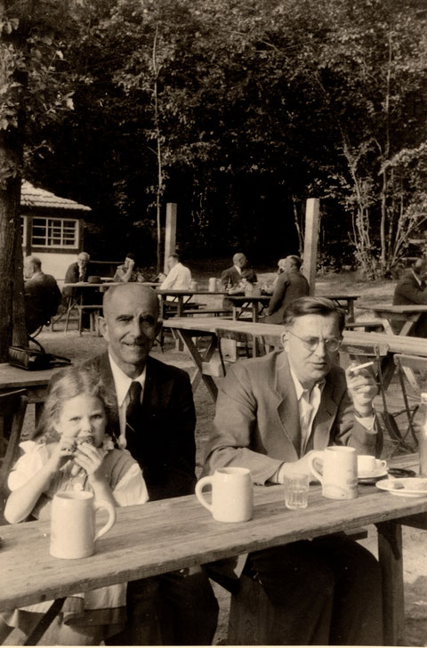 Im Garten des Schießhaus ca. 1953, rechts Hans Freiberger, Kaufmann, Sattlerstraße