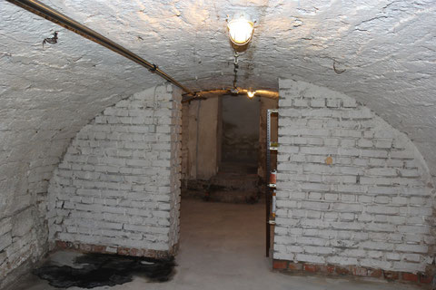 Keller 1 in Gegenrichtung - hinten der Aufgang
