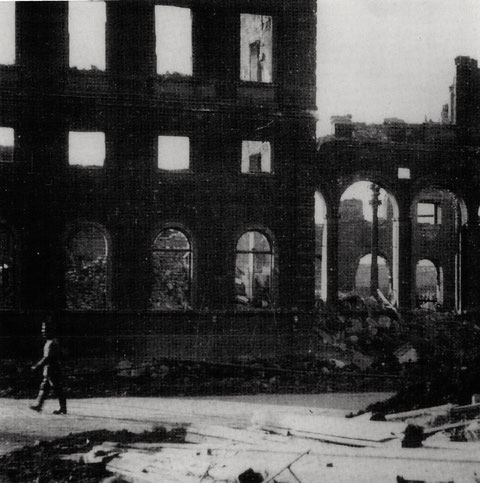 Der Schweinfurter Hauptbahnhof war bereits 1943 bei einem Bombenangriff zerstört worden - es war der erste Eindruck der Ankommenden von der zu verteidigenden Stadt Schweinfurt