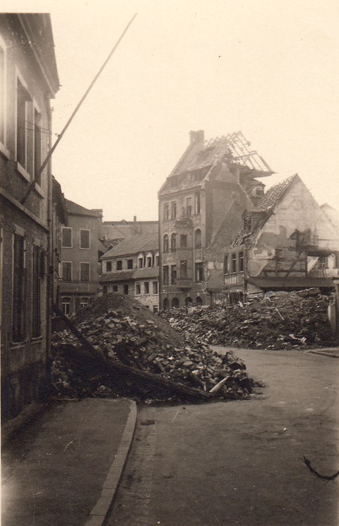 Zerstörter Fischerrain Gottschalks u. Raabs Haus (ersteres heute Dittmar) 1943 - Danke an Horst Gößwein