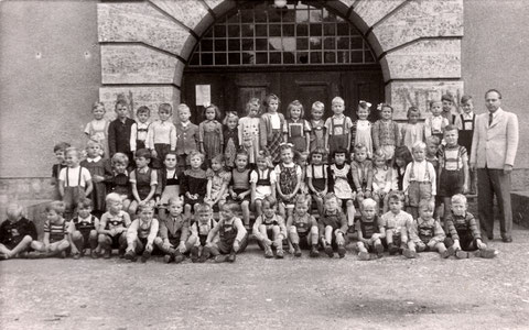 Schillerschule Oktober 1949 - 1. Klasse - rechts Lehrer Georg Hofmann (1907 - 2005), später Rektor an der Ludwigschule