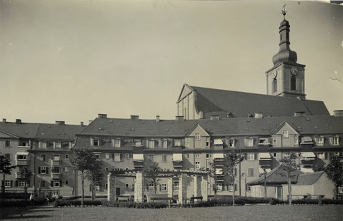 St. Kilian.Str. Eisenbahnerblock Innenseite mit St. Kilianskirche (dmals Baugenossenschaft von Verkehrsangehörigen Schweinfurt e.G.m,b,H,) 