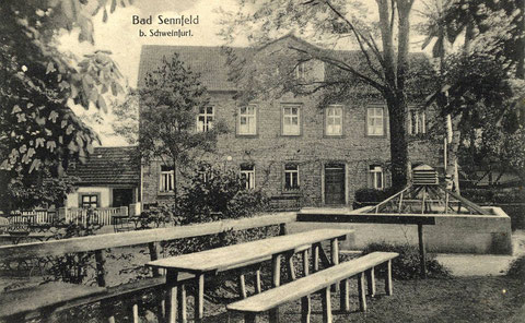 Bad Sennfeld um 1919. Das Hauptgebäude wurde 1852 zusammen mit der Sturzbadhalle errichtet. Links vom Hauptgebäude ein Teil des ersten Badehauses. Rechts die Henneberg-Quelle