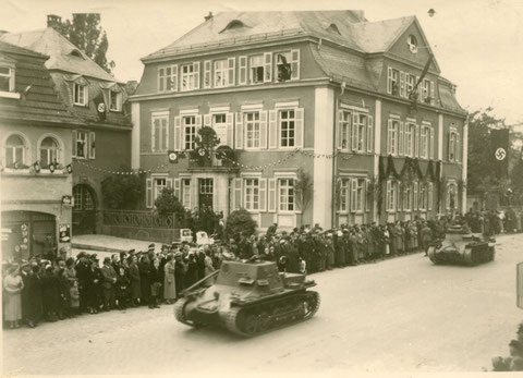 1936 - die 4. Panzerdivision zieht ein, hier auf dem Weg zum Marktplatz an der Einmündung der Neuengasse mit Haus Kornmarkt 17 (links das "Schnapslädele", heute Mangold)