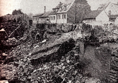 Ein trauriger Moment - die Stadtmauer am Jägersbrunnen wird eingerissen, sie war dort 21 m lang, 1,2m dick und 4 m hoch..... im Hintergrund die Hirtengasse