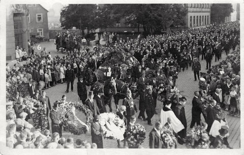 3 Tage nach seinem Tode (02.07.1932), am 05.07.1932 gab es einen großen Leichenzug zum Grab von Ernst Sachs im Hauptfriedhof (hier in der Schultesstraße) - Herzl. Dank an Frau Maria Klein aus Würzburg, die dieses Foto zur Verfügung gestellt hat