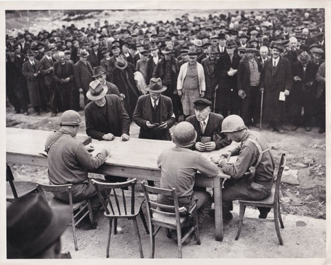 US-Soldaten registrieren und kontrollieren Männer aus Schweinfurt am Goethebunker am 12. 04.1945