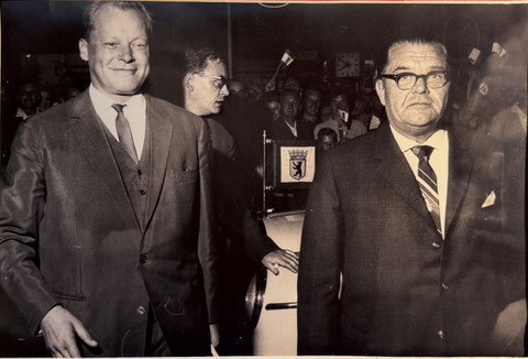 Willy Brandt bei seiner Ankunft mit Walter Langebeck