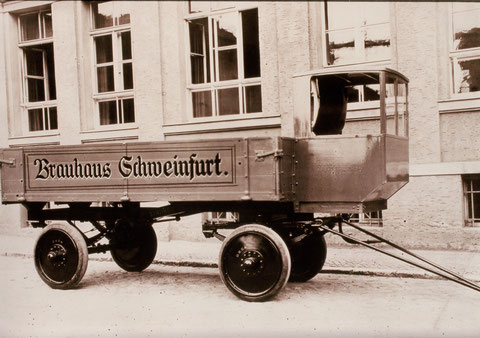 Anhänger Baujahr 1926/27, Fabrikat Lindner; eingesetzt f. Fahrten nach Bad Kissingen(im Sommer 3x wöchtl. im Einsatz) Wg. Umsatzrückgang 1930 stillgelegt; Egidius Werner war hier als "Bremser" im Einsatz; Es gab nur eine Handbremse f. Stand u. Fahrt