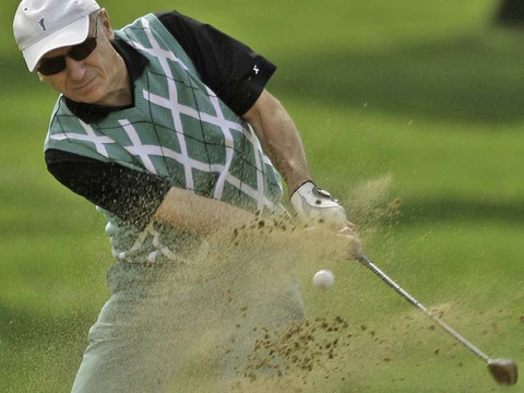 Rainer Sturm mit tollem Bunker-Golfschlag: Foto Rainer Sturm stormpic.de