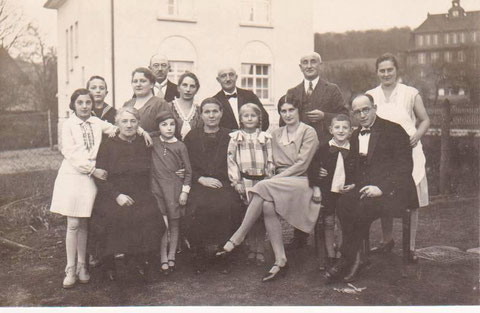 Familienfeier in der Grumbachstr. 4 mit Blick auf Haus Rümmler und Volksschule um 1930