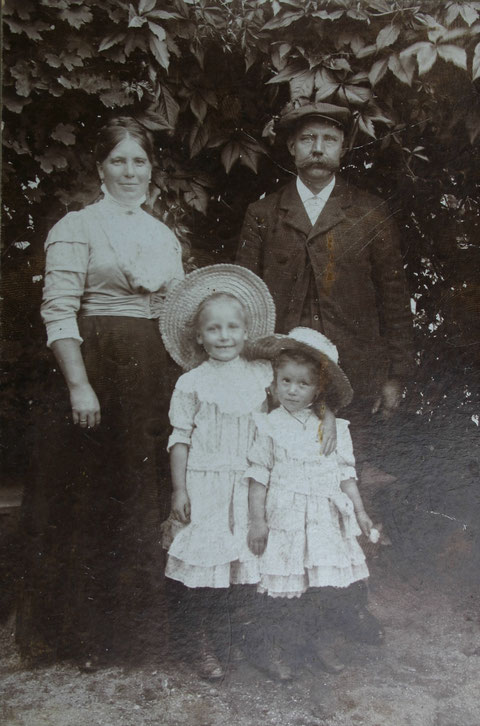 Karl Friedrich Hopf und seine Frau mit den Kindern Elisabeth Hopf, spätere Storch (Mutter von Adolf Storch) und die kleinere ist Marie Hopf, spätere Munkel, die Mutter von Otto Munkel - Kopi am 15.05.2018 von W. Malek,