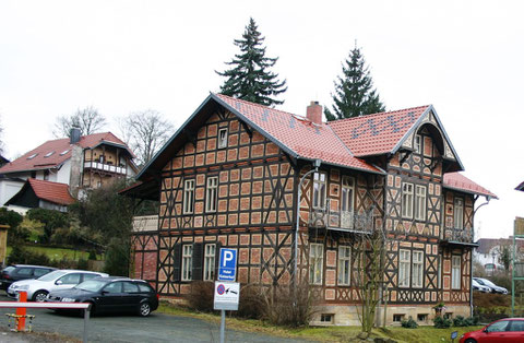 Theaterstraße 16, Aufnahme März 2012, links im Hintergrund Villa Marie