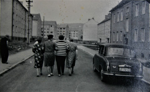 von rechts: Berta Hanl, Gertrud Hanl, Lotte Schüler, Maria Malek und Erich Hanl in der Hermann-von-Stein-Strasse der AWG - Quelle W.Malek Anfang 1960er