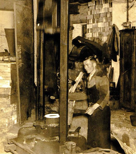 Otto Fuckel, der Uropa von Hartmut Hartl am Fallhammer der Messerfabrik Malsch & Ambron - Sammlung Hartmut Hartl