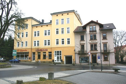 Aufnahme März 2012, rechts Haus Gonnermann