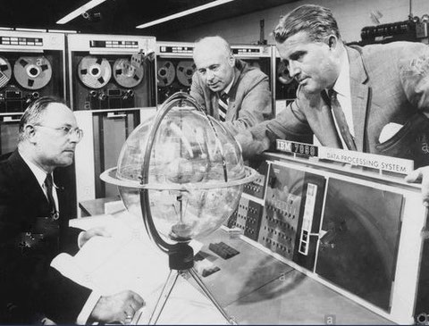 Helmut Hölzer (links) und Wernher von Braun (rechts) im Marshall Space Flight Center der NASA