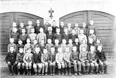 Volksschule in der Schulstraße - Archiv Horst Schneider und C.Pissareck