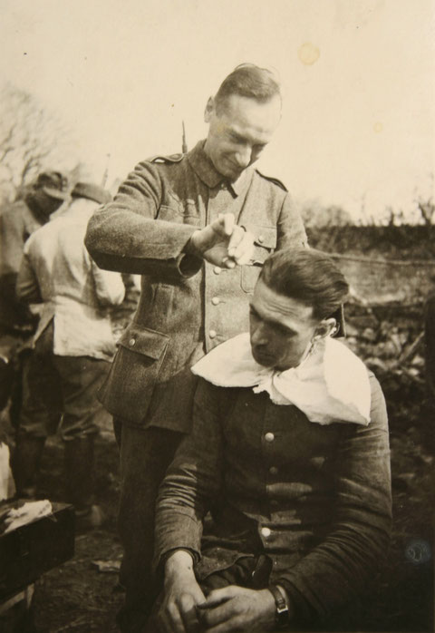 Walter Rudemann beim Frisieren 1944 an der Westfront: Quelle Frau Rosemarie Spinger