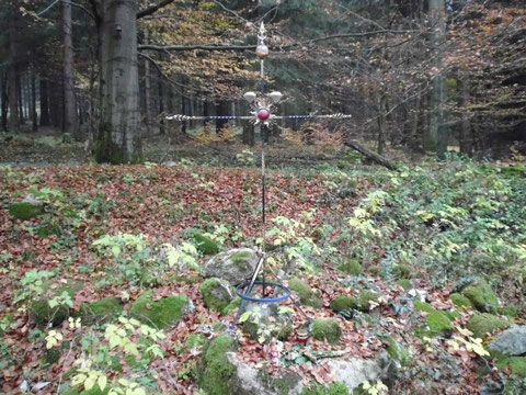 Aufnahme vom Teil der Ausgrabung mit neuzeitlichem eisernem Kreuz - W.Malek Oktober 2015