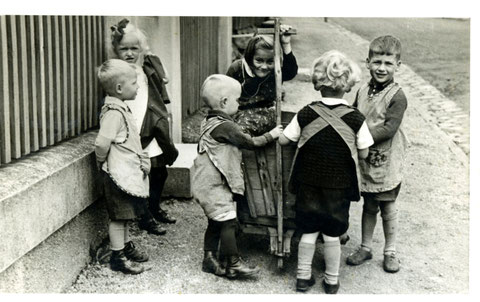 Handwagen als ultimatives Spielzeug - Sammlung Horst Schneider (der auch rechts abgebildet ist) - Anfang 1930er