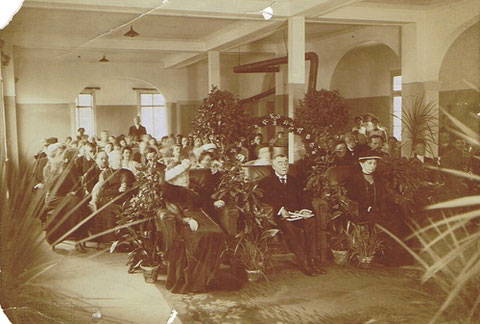 In der ersten Reihe von links Gräfin Rüdiger, Dr.Graf Wiser und die Tochter von Herzogin Charlotte, Feodora - Archiv Gerhard Engelhardt