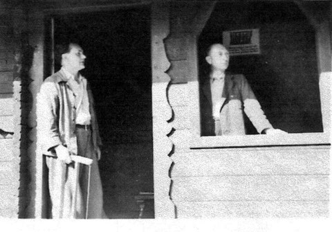 Wiederaufbau der Blockhütte 1951 - links Walter Herrmann - rechts Herr Reich