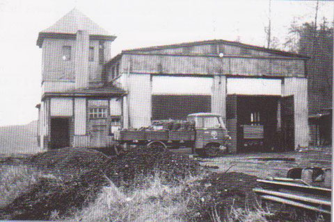 Lokschuppen Zustand 70er mit LKW Robur