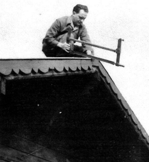 Wiederaufbau der Blockhütte 1951 - Walter Herrmann arbeitet gerade am Dachgiebel