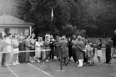 Ralf Thomä (lange weiße Hose und Mantel - Mädchen rechts daneben mit Dutt ist Hajos Schwester Barbara) 1956 am Tennisgelände - gemailt von Hajo Schilling 27.05.2020