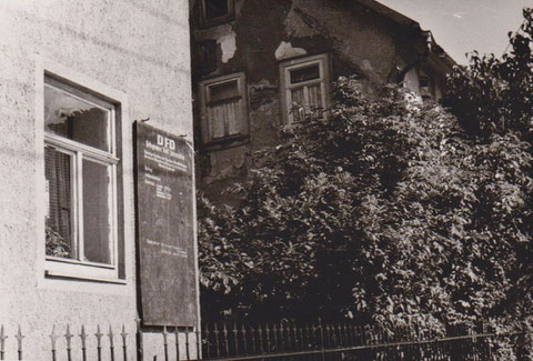 Haus Jordan mit Anzeigetafel der Ortsgruppe des DFD und Hofschmiede rechts - Archiv W. Malek, ehemals Gerda Obmann