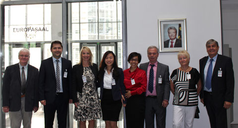 Besuch der Deutschen Botschaft in Peking durch die Liebensteiner Delegation: In roter Bluse Frau Jinwen Li-Klawiter, links daneben ihre Tochter Siqi Klawiter, die als perfekte Dolmetscherin die ganze Tour begleitet hatte.