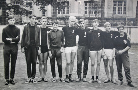 v.l. Helmut Hermann, Dietrich Sauermilch, Reiner Hildebrandt, Manfred Schlotzhauer, Paul Buchacker, Gerd Peuckert, Dieter Wolfram und Rainer Biesmann vermutlich in Saalfeld um 1964