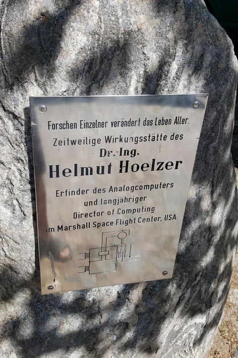 Gedenktafel für Helmut Hölzer am Forsthaus in Neu-Pudagla auf Usedom