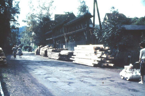 Vor dem Sägewerk Berlit in Steinbach 1960er