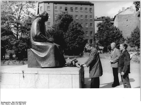 Ehrung für Käthe Kollwitz 1974; ganz rechts: René Graetz