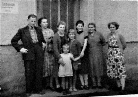 Oskar und Marie Roth mit Kindern und Besuch aus Holland - Rohstrasse 29 - Aufnahme um 1956: Quelle Jannie Niehot-Schwarz